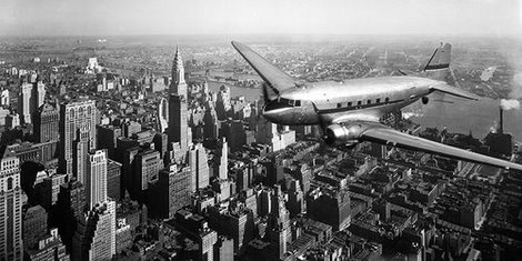 Image 2AP3202 DC-4 over Manhattan NYC AVION URBAIN Anonymous 