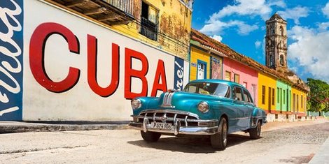 Image 2AP3718 Vintage car and mural Cuba AUTOMOBILE URBAIN Pangea Images 